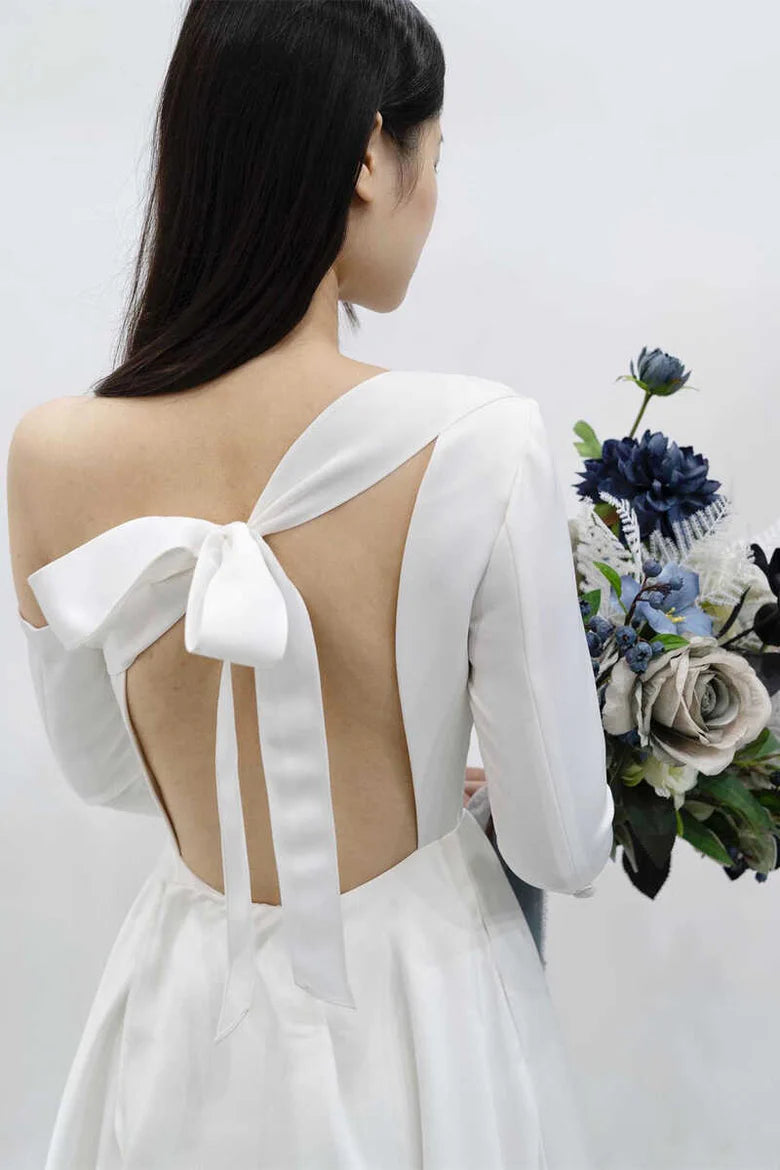 Vestido de novia asimétrico con espalda descubierta y abertura